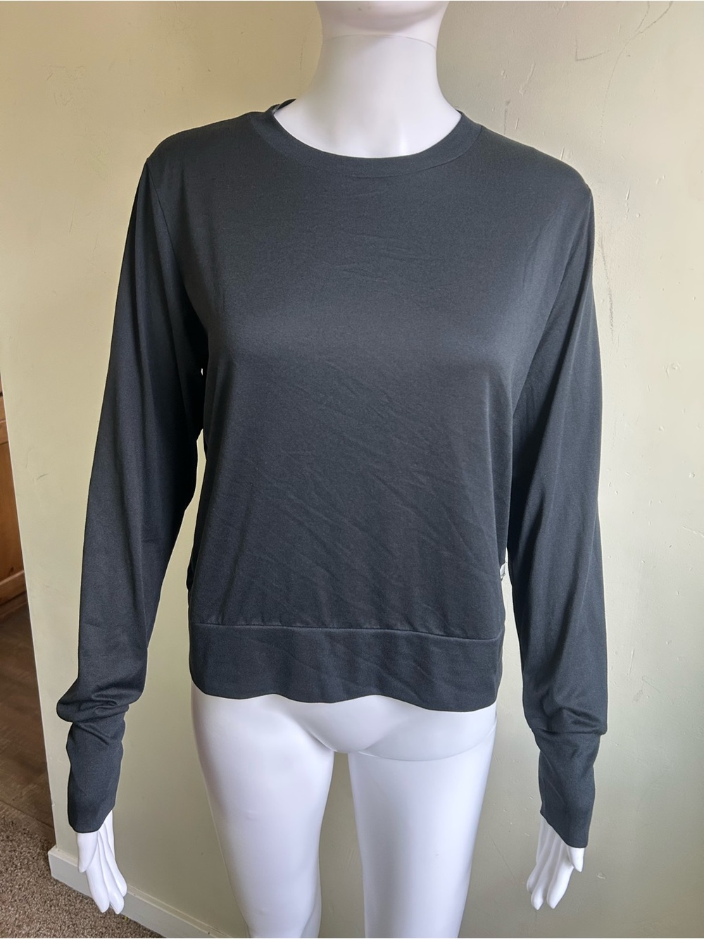 ▶️ Vuori Womens M Black Performance Crewneck Pullover Long Sleeve Cropped Top - Picture 7 of 14